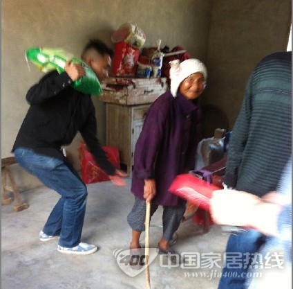 兰卡壁纸2012感恩中国行南京站 关爱孤寡老人继续前行 