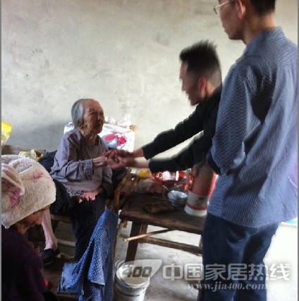 兰卡壁纸2012感恩中国行南京站 关爱孤寡老人继续前行 