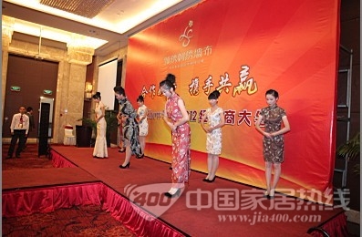领绣无缝刺绣墙：2012经销商大会顺利召开