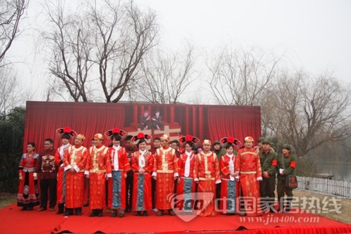 德诺壁纸创意模式吸引眼球 穿越式集体婚礼见证幸福