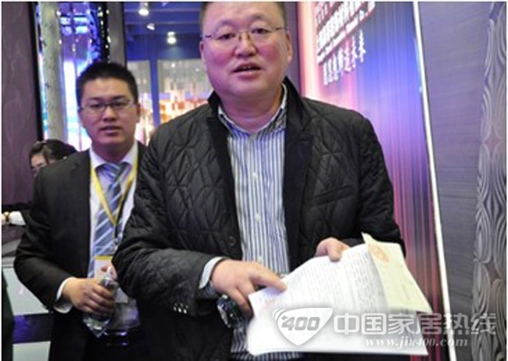 墙纸墙布博览会第一天，蒂凡尼壁纸展会吸引众多加盟商