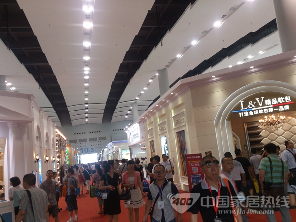 第15届广州建博会开展两日 墙纸展区迎来客流量高峰