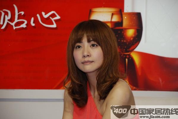 广州建博会最尽职的代言人 “三嫂”钱莹亮相权鑫木门展馆