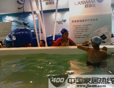 广州建博会变身游泳馆 威浪仕卫浴现场打造游泳池解暑