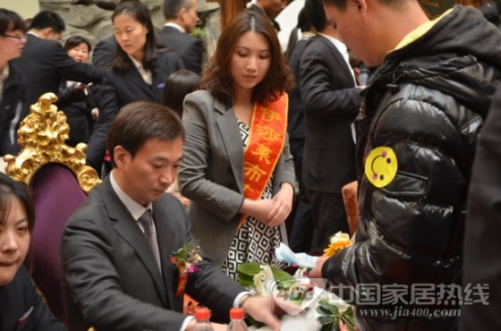 伊莎莱总裁签售 行业活动奇葩
