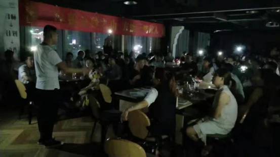 一张“挑手机灯夜战”图引发的…… 一张“挑手机灯夜战”图引发的……