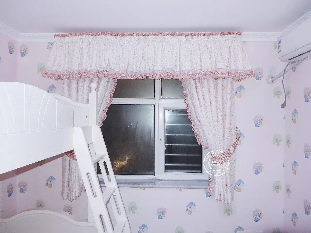 用窗帘为卧室注入一点小情调，细细品味，便能一见倾心