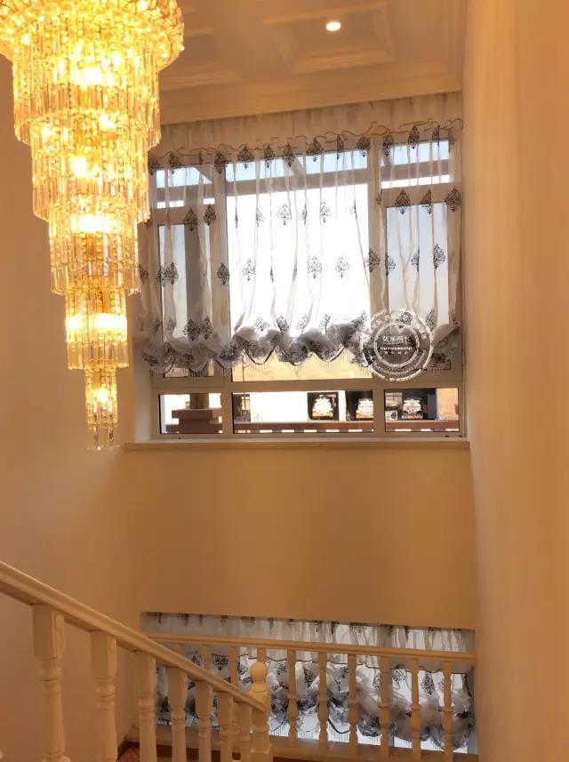 如果你家客厅是挑高窗，你一定要试试装这样的窗帘！