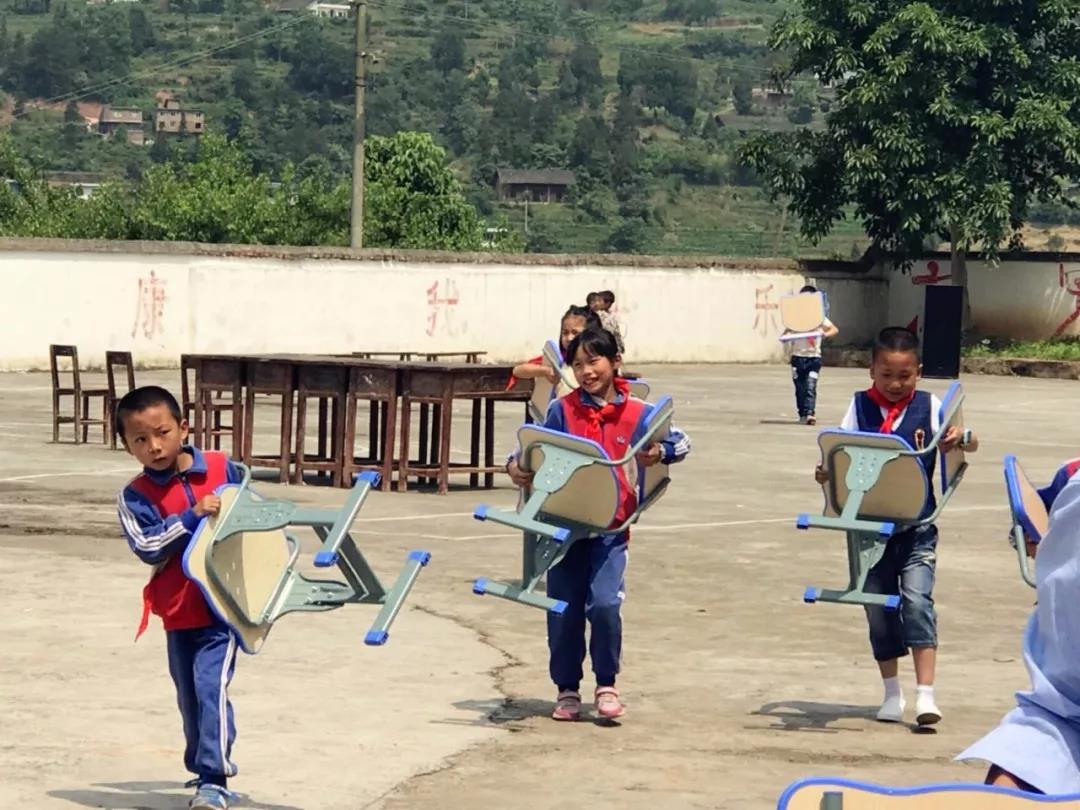 感恩曾经的员工及社会公益人士，赴古蔺康乐小学进行爱心传递！