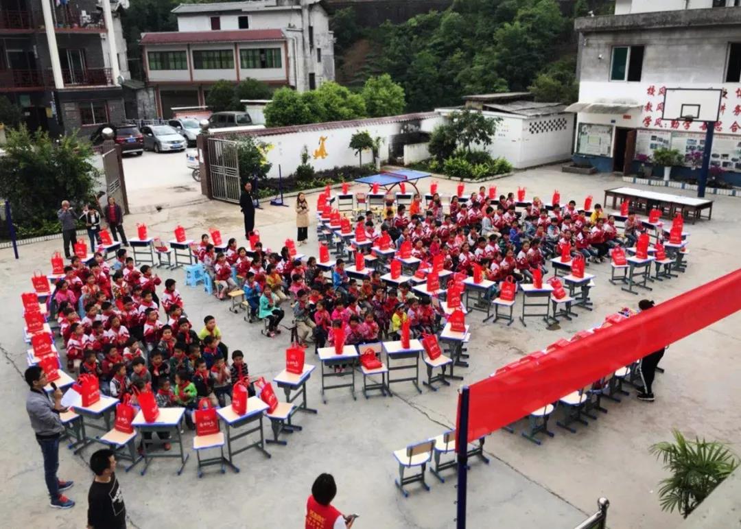 我是如鱼得水人·我为公益代言——征集需要更换破旧桌椅的贫困山区小学信息! 我是如鱼得水人·我为公益代言——征集需要更换破旧桌椅的贫困山区小学信息!