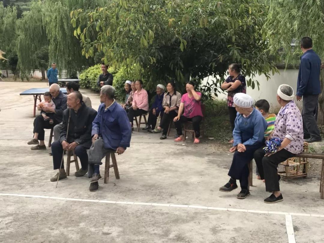 感恩曾经的员工及社会公益人士，赴古蔺康乐小学进行爱心传递！