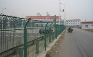  渤雄公路护栏网