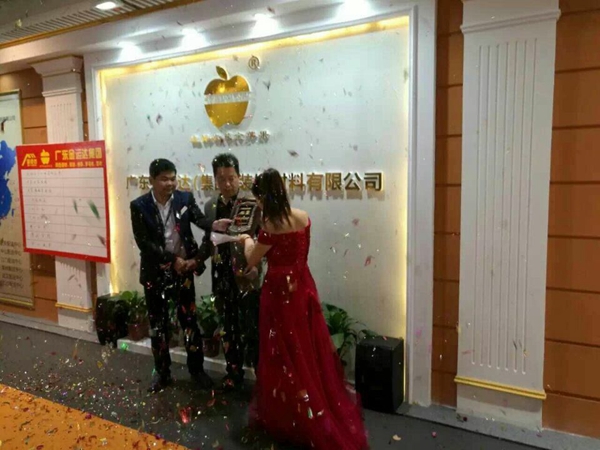 金运达亮相广州定制衣柜展，百款产品尽显大家风范