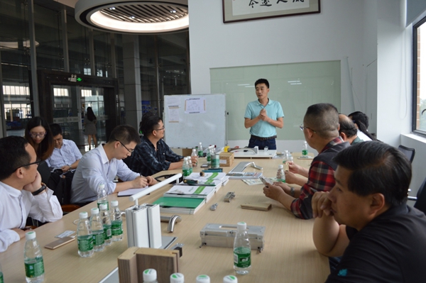 中装协、建博会“研讨团”首站走进合和建筑五金，共同探索行业发展