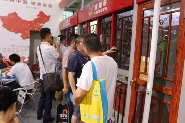 跨时代臻品:建博会第三天,威斯顿展位进入白热化状态! 跨时代臻品:建博会第三天,威斯顿展位进入白热化状态!