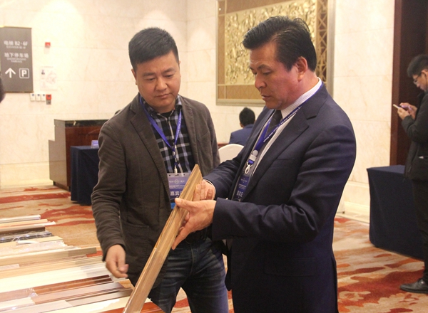 安丰居：借世界地板盛会 彰线条王国风采