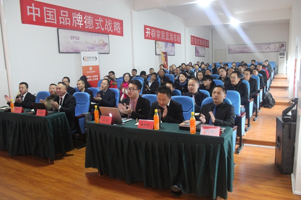 “新征程 德未来”新悦营销峰会 红领巾温暖了整个冬天