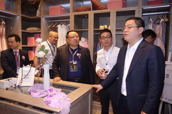 闪亮登场！伊恋家居首秀2017中国定制家居展