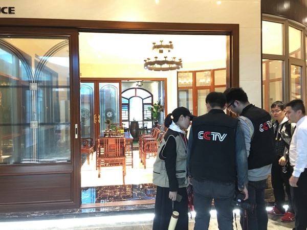 CCTV《牛商论道》走进伊盾门窗＆黄岐体验馆五周年庆典 