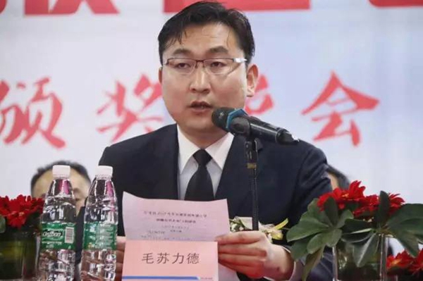 坚朗十年铺就希望小学爱心路