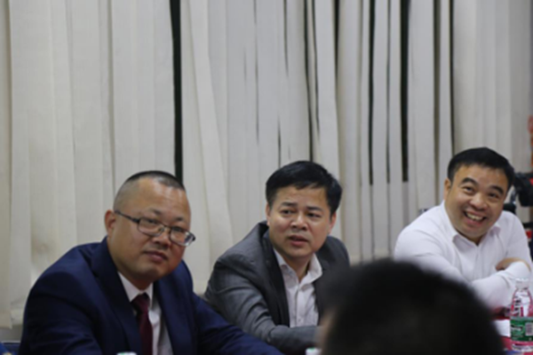 衡山县县委领导一行莅临唯美宅配门窗参观指导