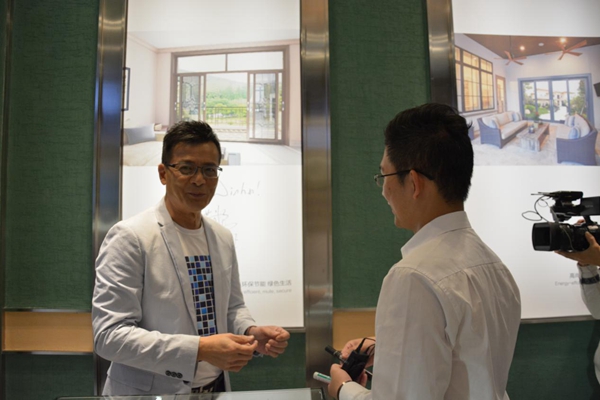 靖哥哥黄日华带着蓉儿参观诗尼曼家居总部
