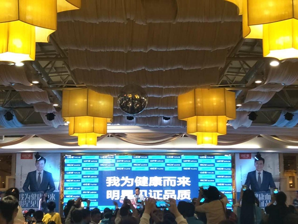 靖哥哥黄日华带着蓉儿参观诗尼曼家居总部