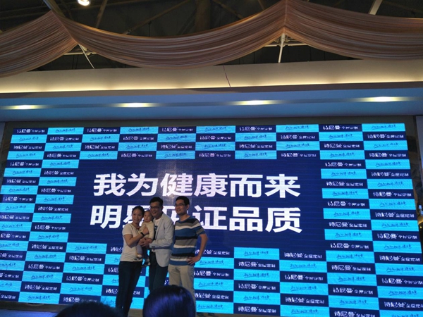 靖哥哥黄日华带着蓉儿参观诗尼曼家居总部