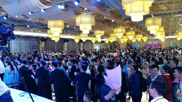 靖哥哥黄日华带着蓉儿参观诗尼曼家居总部