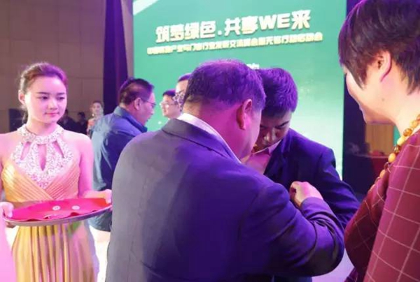 筑梦绿色·共享WE来:中国房地产业与门窗行业发展交流峰会暨无铬行动启动会隆重召开 筑梦绿色·共享WE来:中国房地产业与门窗行业发展交流峰会暨无铬行动启动会隆重召开