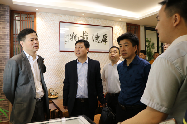 衡山县县委领导一行莅临唯美宅配门窗参观指导