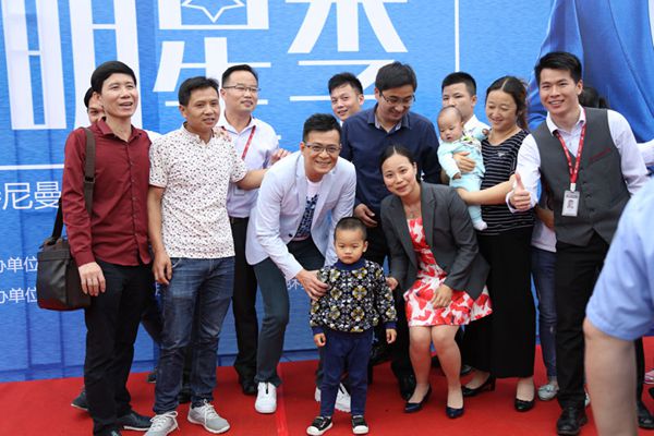 诗尼曼全明星签售广州站,“靖哥哥”陷入粉丝“漩涡” 诗尼曼全明星签售广州站,“靖哥哥”陷入粉丝“漩涡”