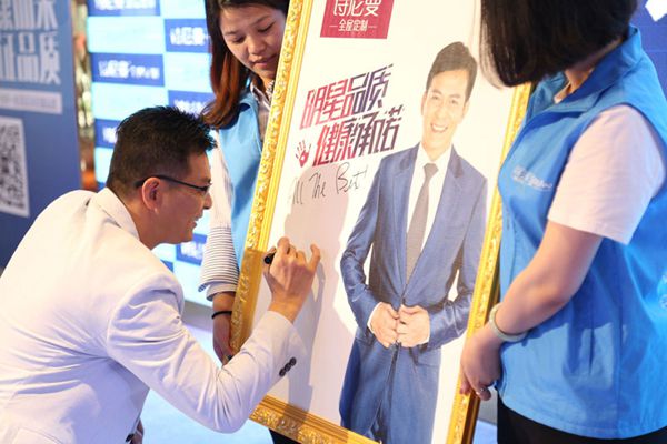 诗尼曼全明星签售广州站,“靖哥哥”陷入粉丝“漩涡” 诗尼曼全明星签售广州站,“靖哥哥”陷入粉丝“漩涡”