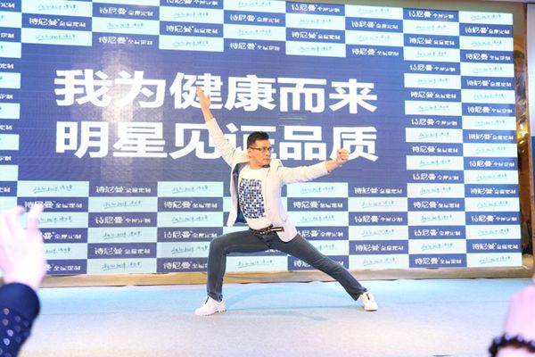诗尼曼全明星签售广州站,“靖哥哥”陷入粉丝“漩涡” 诗尼曼全明星签售广州站,“靖哥哥”陷入粉丝“漩涡”