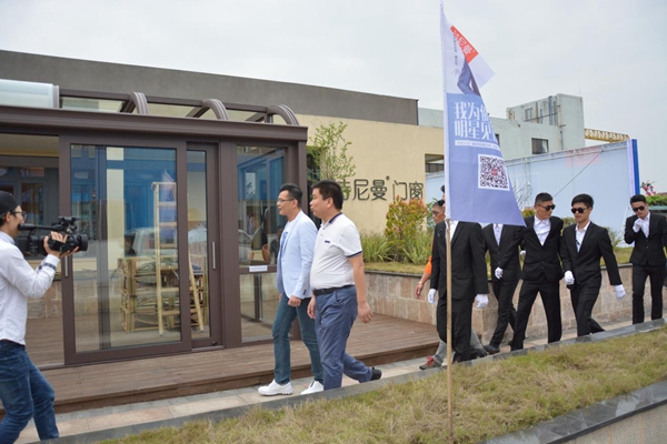 靖哥哥黄日华带着蓉儿参观诗尼曼家居总部