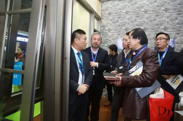 意外:我只是来参个展,没想到竟得了大奖! 意外:我只是来参个展,没想到竟得了大奖!