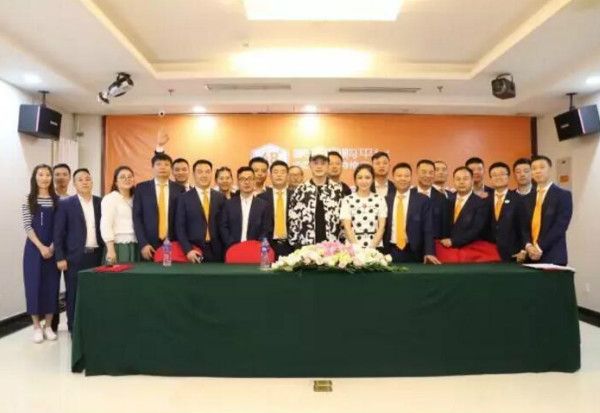 沙溢&胡可签约48路家居形象代言人 沙溢&胡可签约48路家居形象代言人