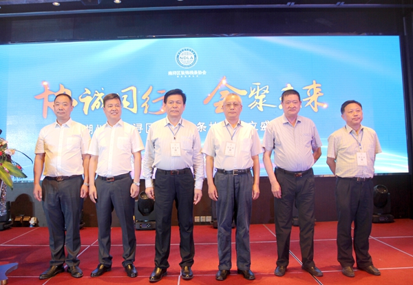 中国木材与木制品流通协会副会长兼秘书长李佳峰在南浔装饰线条协会成立盛典致辞
