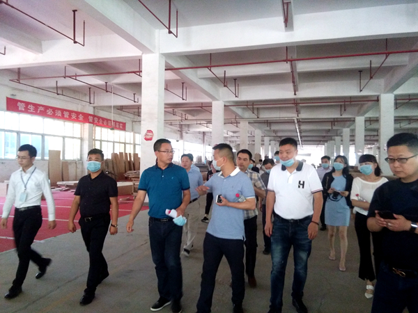 江苏省装饰装修协会同行到访鸿扬,董事长陈忠平率众接待 江苏省装饰装修协会同行到访鸿扬,董事长陈忠平率众接待