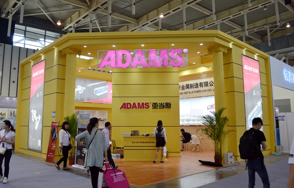 亚当斯廖总：品牌升级年，新型组合展示柜强势推出