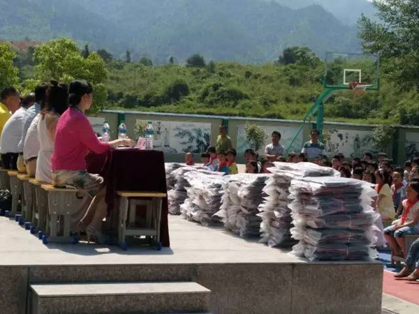 加维斯关爱留守儿童公益捐赠活动走进校园 加维斯关爱留守儿童公益捐赠活动走进校园