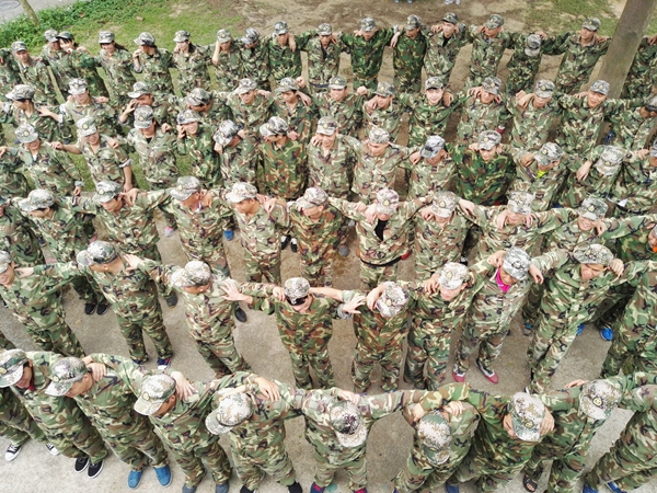 团结奋进·勇攀高峰:圣梵诺门窗团队协作拓展训练圆满完成 团结奋进·勇攀高峰:圣梵诺门窗团队协作拓展训练圆满完成