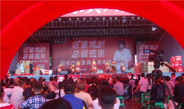 冠特：泸州万人空巷，男神如约而至！