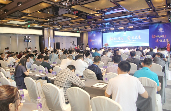 中国木材与木制品流通协会副会长兼秘书长李佳峰在南浔装饰线条协会成立盛典致辞