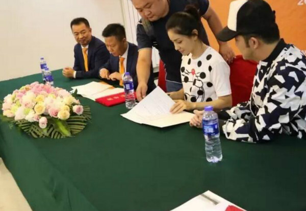 沙溢&胡可签约48路家居形象代言人 沙溢&胡可签约48路家居形象代言人