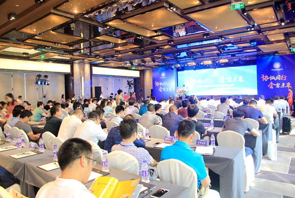 南浔装饰线条协会会长：翟峰辉在南浔装饰线条协会成立盛典上做答谢发言