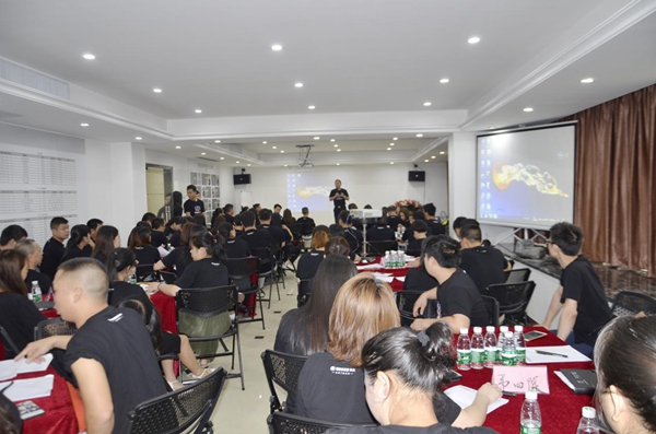 荣高智能门窗:第三届超级店长特训火爆进行中 荣高智能门窗:第三届超级店长特训火爆进行中