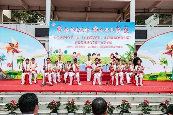 “助力发展•情系教育”，轩尼斯门窗智创幸福少儿生活 