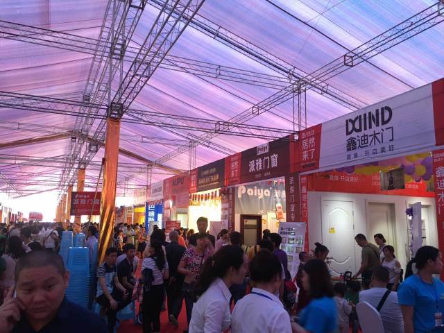 鑫迪木门遵义店亮相建材展：大放异彩，独领风骚
