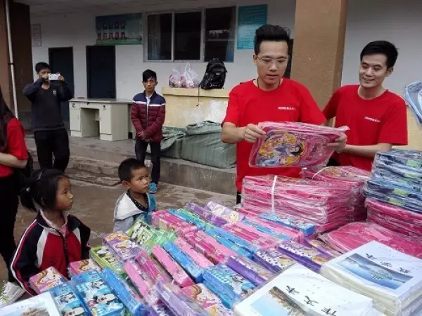 “爱鑫凝聚 书送希望”——鑫迪木门公益行走进大凉山 “爱鑫凝聚 书送希望”——鑫迪木门公益行走进大凉山